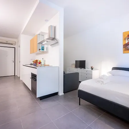 Διαμέρισμα Guesthost - Bright Near Hospital *