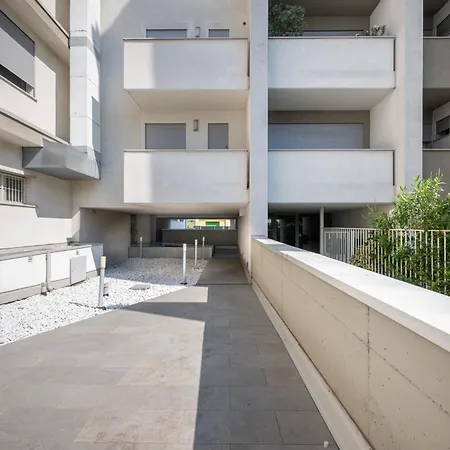 Guesthost - Bright Near Hospital Parme