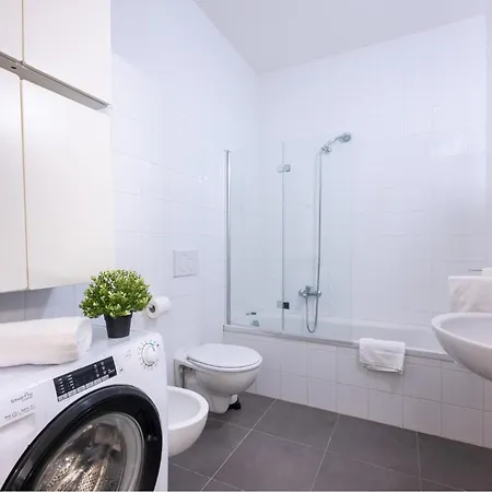 Guesthost - Bright Near Hospital Πάρμα