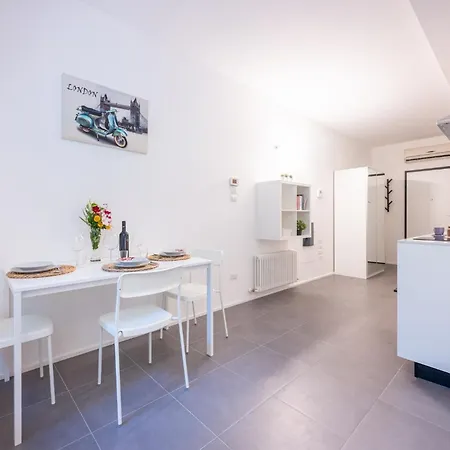 Guesthost - Bright Near Hospital Διαμέρισμα Πάρμα