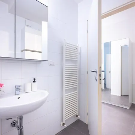 Guesthost - Bright Near Hospital * Πάρμα