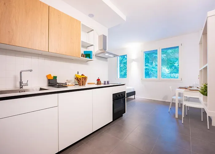 Guesthost - Bright Near Hospital