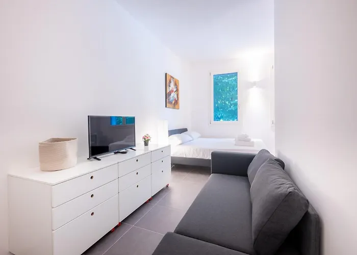 Guesthost - Bright Near Hospital Appartement