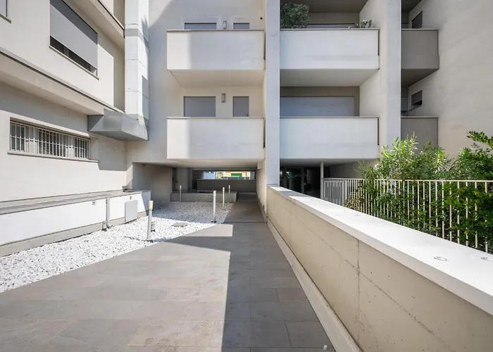 Guesthost - Bright Near Hospital Parma