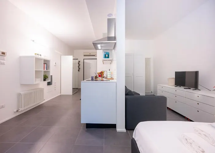 Guesthost - Bright Near Hospital