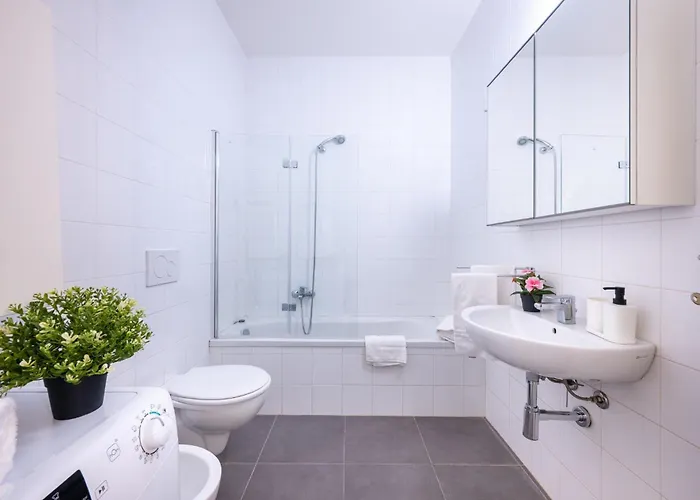 Guesthost - Bright Near Hospital Appartement