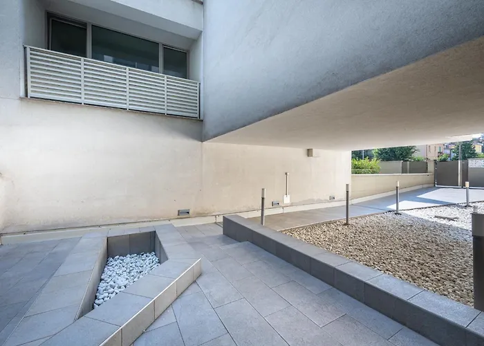 Guesthost - Bright Near Hospital Appartement Parme