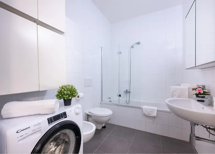 Guesthost - Bright Near Hospital Parma