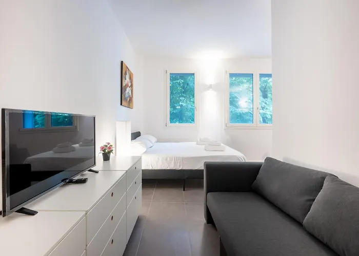 Guesthost - Bright Near Hospital *