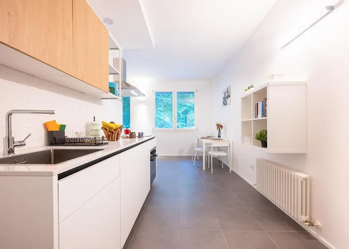 Guesthost - Bright Near Hospital Parme