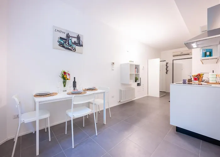 Guesthost - Bright Near Hospital Apartament Parma