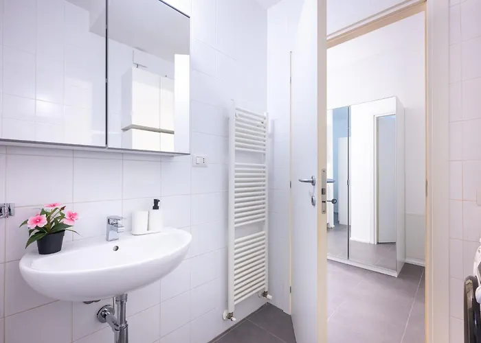 Guesthost - Bright Near Hospital * Parma